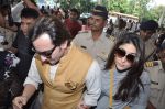 Saif Ali Khan, Kareena Kapoor leave for Pataudi on 17th Oct 2012 (24).JPG