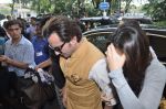 Saif Ali Khan, Kareena Kapoor leave for Pataudi on 17th Oct 2012 (8).JPG