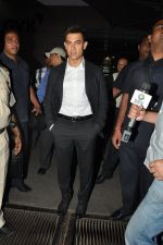 Aamir khan returns back from chicago dhoom 3 schedule in Mumbai on 18th Oct 2012 (10).JPG