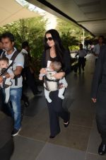 Celina Jaitley snapped with her twins at airport in Mumbai on 18th Oct 2012 (32).JPG