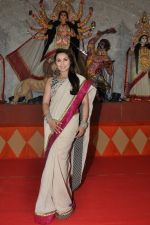 Rani mukherjee at Durga pooja in Mumbai on 18th Oct 2012 (2).JPG