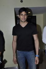 Siddharth Malhotra at Student of the year promotions in PVR and Cinemax, Mumbai on 20th Oct 2012 (54).JPG