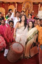 Rituparna Sengupta at dn nagar durga pooja in Mumbai on 21st Oct 2012 (85).JPG