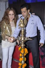 Salman Khan at the launch of Rouble Nagi_s exhibition in Olive, Mumbai on 23rd Oct 2012 (68).JPG