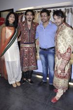 Shawar Ali, Angad Hasija, Riyaz Gangji at the launch of Riyaz Gangji_s Maharaja collection in Juhu, Mumbai on 23rd Oct 2012 (24).JPG