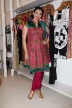 YUKTA MOOKHEY at the Launch of Azeem Khan_s festive accessory collection in Mumbai on 23rd Oct 2012.JPG