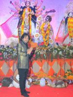Kailash Kher at North Bombay Sarbojanin Durga Puja in Mumbai on 24th Oct 2012 (2).JPG