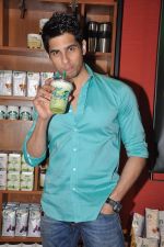 Siddharth Malhotra at Student of the year launch Starbucks new shop in Mumbai on 24th Oct 2012 (145).JPG