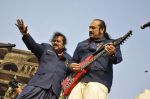 Hariharan, Leslie Lewis at Colonial cousins album launch in Carter Road, Mumbai on 27th Oct 2012 (70).JPG