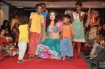 Sambhavna Seth at Shabd film promotion fashion show with beggars on the ramp on 29th Oct 2012 (168).JPG