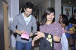 Varun Dhawan with Student Of The Year team meets Book My Show contest winners in Dharma Office on 29th Oct 2012 (21).JPG