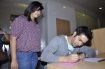 Varun Dhawan with Student Of The Year team meets Book My Show contest winners in Dharma Office on 29th Oct 2012 (22).JPG