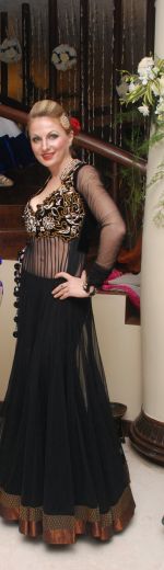 Vesna Jacob flaunting Amit_s Pakhezzah Collection at SHAM-E-AWADH Celebrate this festive season in Awadhi Style in Vedic Spa Mantra on 26th Oct 2012.JPG