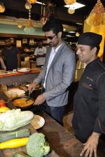 Kunal Kapoor cooks for fans at Book my show contest winners greet n meet event on 2nd Nov 2012 (18).JPG