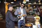 Kunal Kapoor cooks for fans at Book my show contest winners greet n meet event on 2nd Nov 2012 (25).JPG