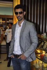 Kunal Kapoor cooks for fans at Book my show contest winners greet n meet event on 2nd Nov 2012 (53).JPG