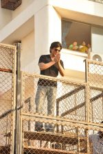 Shahrukh Khan meets fans on his B_day on 2nd Nov 2012 (28).JPG