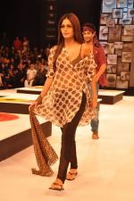 Model walk the ramp for Asmita Marwah Show at Blender_s Pride Fashion Tour Day 1 on 3rd Nov 2012 (5).JPG