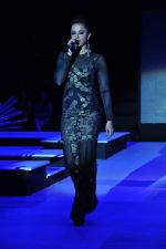 Manasi Scott walk the ramp for Neeta Lulla Show at Blender_s Pride Fashion Tour Day 2 on 4th Nov 2012 (4).JPG