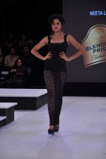 Model walk the ramp for Neeta Lulla Show at Blender_s Pride Fashion Tour Day 2 on 4th Nov 2012 (45).JPG