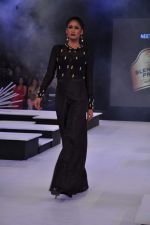 Model walk the ramp for Neeta Lulla Show at Blender_s Pride Fashion Tour Day 2 on 4th Nov 2012 (9).JPG