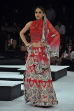 Model walk the ramp for Shantanu & Nikhil Show at Blender_s Pride Fashion Tour Day 2 on 4th Nov 2012 (33).JPG