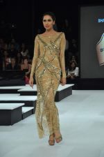 Model walk the ramp for Shantanu & Nikhil Show at Blender_s Pride Fashion Tour Day 2 on 4th Nov 2012 (54).JPG
