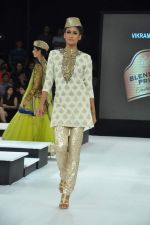 Model walk the ramp for Vikram Phadnis Show at Blender_s Pride Fashion Tour Day 2 on 4th Nov 2012 (38).JPG