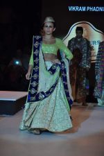 Pia Trivedi walk the ramp for Vikram Phadnis Show at Blender_s Pride Fashion Tour Day 2 on 4th Nov 2012 (19).JPG