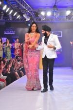 A D Singh with Nathalia Kaur at Kingfishers coimbaitore fashion week on 6th Nov 2012 (12).jpeg