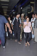 Akshay kumar snapped at the airport in Mumbai on 9th Nov 2012 (10).JPG