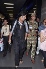 Akshay kumar snapped at the airport in Mumbai on 9th Nov 2012 (12).JPG