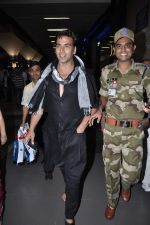 Akshay kumar snapped at the airport in Mumbai on 9th Nov 2012 (13).JPG