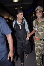 Akshay kumar snapped at the airport in Mumbai on 9th Nov 2012 (14).JPG