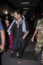 Akshay kumar snapped at the airport in Mumbai on 9th Nov 2012 (18).JPG