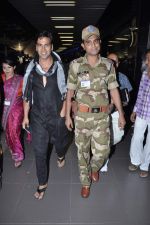Akshay kumar snapped at the airport in Mumbai on 9th Nov 2012 (19).JPG