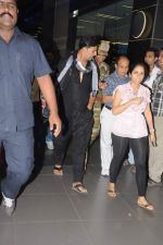Akshay kumar snapped at the airport in Mumbai on 9th Nov 2012 (2).JPG