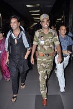Akshay kumar snapped at the airport in Mumbai on 9th Nov 2012 (20).JPG