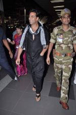 Akshay kumar snapped at the airport in Mumbai on 9th Nov 2012 (21).JPG