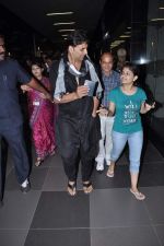 Akshay kumar snapped at the airport in Mumbai on 9th Nov 2012 (22).JPG