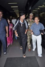 Akshay kumar snapped at the airport in Mumbai on 9th Nov 2012 (23).JPG