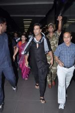 Akshay kumar snapped at the airport in Mumbai on 9th Nov 2012 (24).JPG
