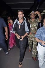 Akshay kumar snapped at the airport in Mumbai on 9th Nov 2012 (25).JPG