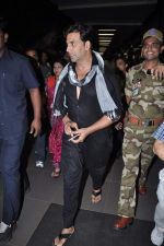 Akshay kumar snapped at the airport in Mumbai on 9th Nov 2012 (26).JPG