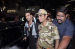 Akshay kumar snapped at the airport in Mumbai on 9th Nov 2012 (28).JPG