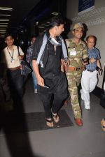 Akshay kumar snapped at the airport in Mumbai on 9th Nov 2012 (3).JPG