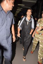 Akshay kumar snapped at the airport in Mumbai on 9th Nov 2012 (4).JPG