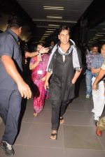 Akshay kumar snapped at the airport in Mumbai on 9th Nov 2012 (5).JPG
