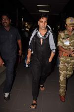 Akshay kumar snapped at the airport in Mumbai on 9th Nov 2012 (9).JPG