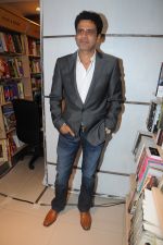 Manoj Bajpai unveil The Edge of Machete book in Juhu, Mumbai on 9th Nov 2012 (64).JPG
